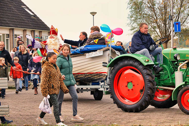 Aankomst van de Sint en zijn Zwarte Pieten in Waarder_054